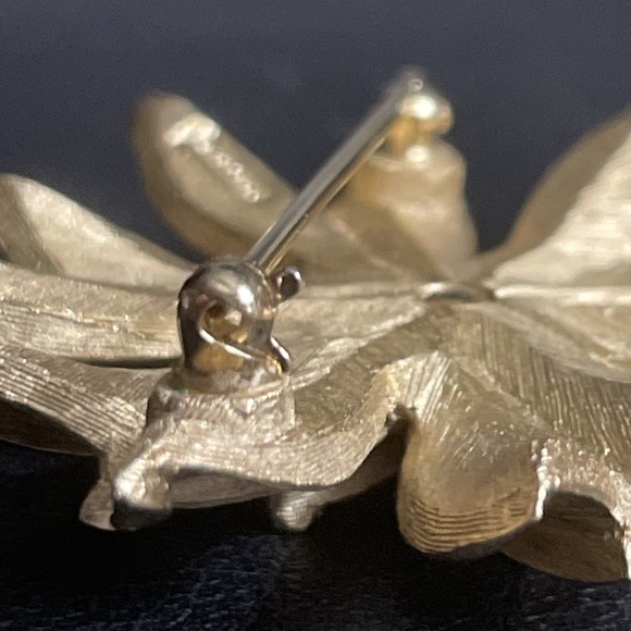 CROWN TRIFARI Flower Brooch Vintage Brushed Gold Tone Dahlia Floral Pin Signed - Picture 9 of 11